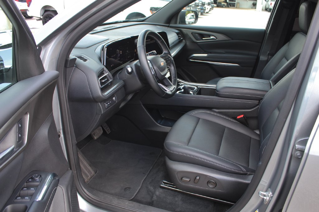 Used 2025 Chevrolet Traverse LT FWD image 11