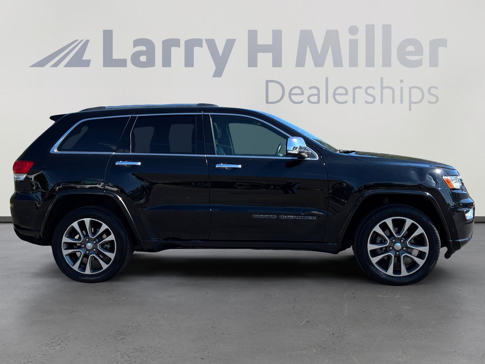 Used 2017 Jeep Grand Cherokee Overland w/ Jeep Active Safety Group AWD/4WD image 6