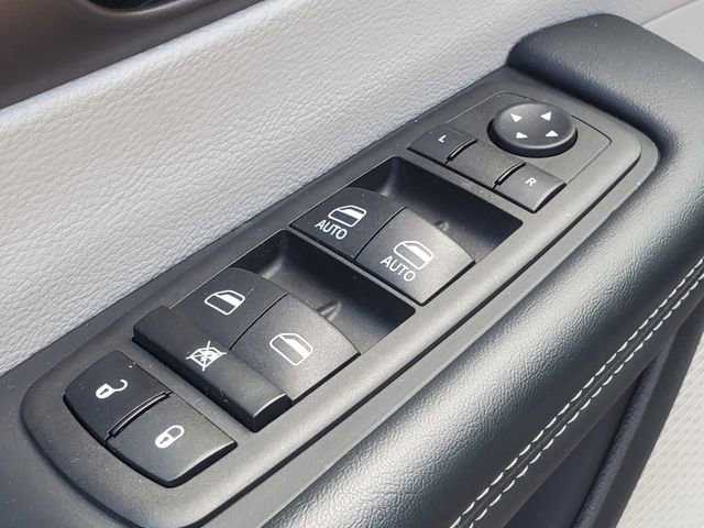 Used 2023 Chrysler Voyager LX image 8