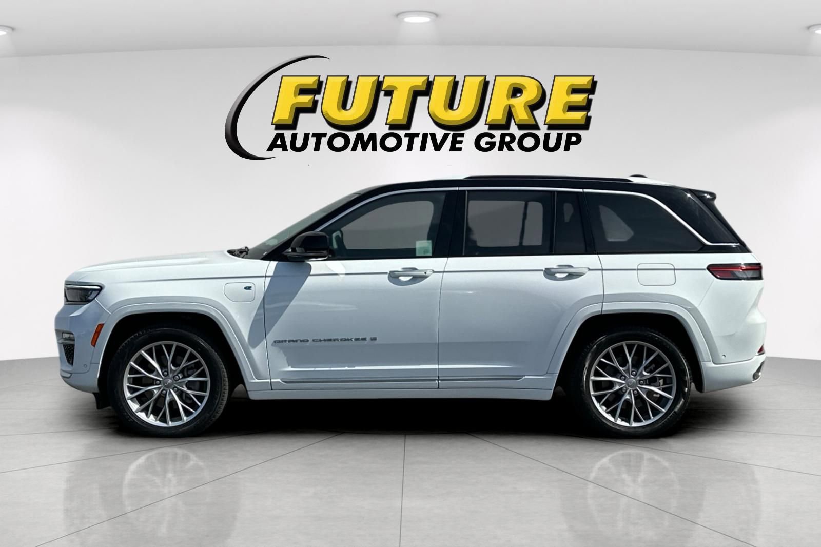 Used 2022 Jeep Grand Cherokee Summit w/ Advanced Protech Group IV AWD/4WD image 6