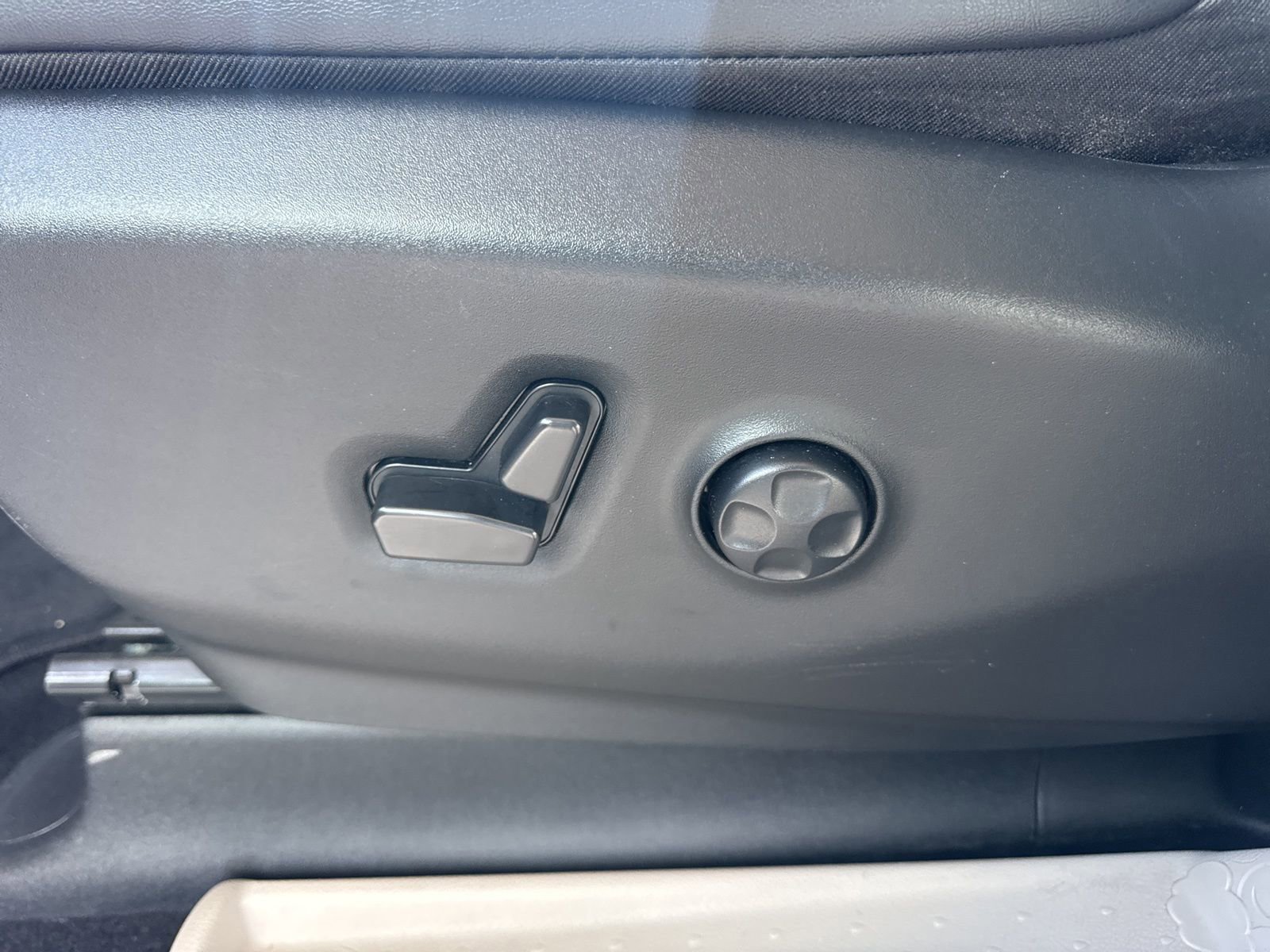 Used 2024 Chrysler Pacifica Touring-L image 23