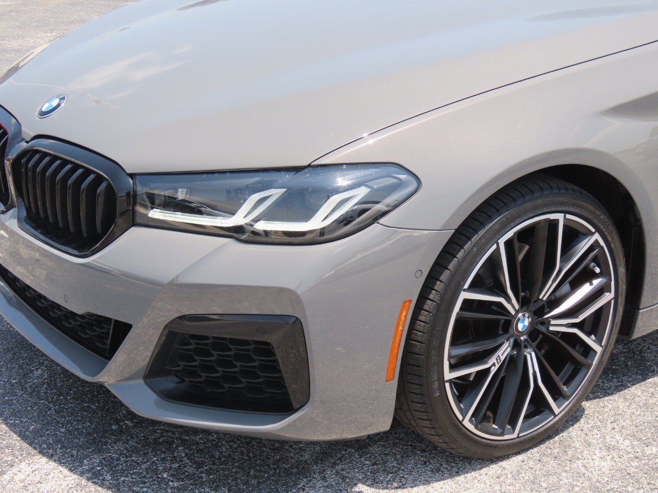 Used 2021 BMW 540i w/ M Sport Package RWD image 3