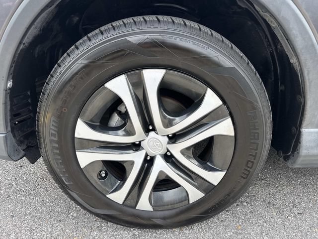 Used 2018 Toyota RAV4 LE FWD image 9