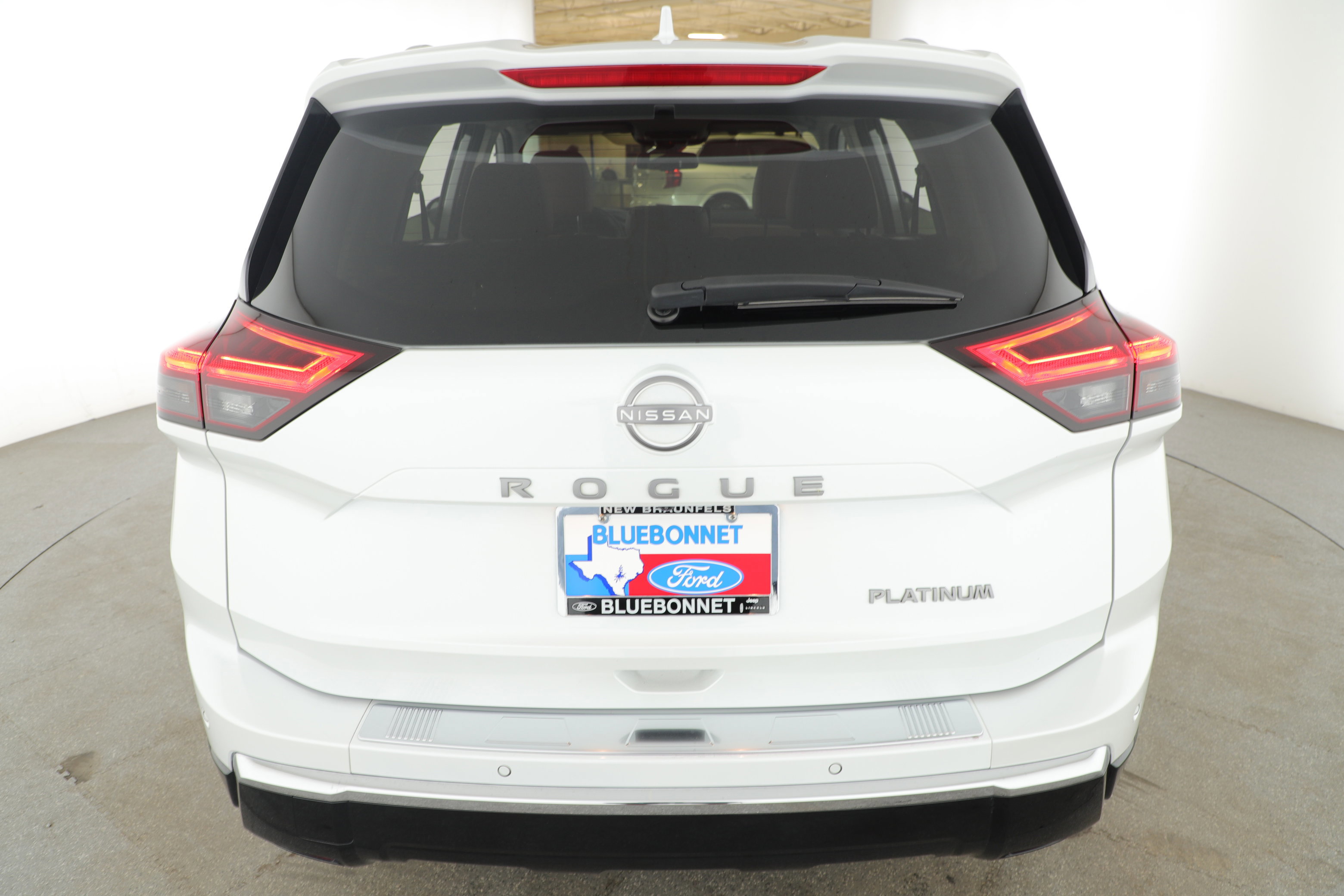 Used 2024 Nissan Rogue Platinum image 2