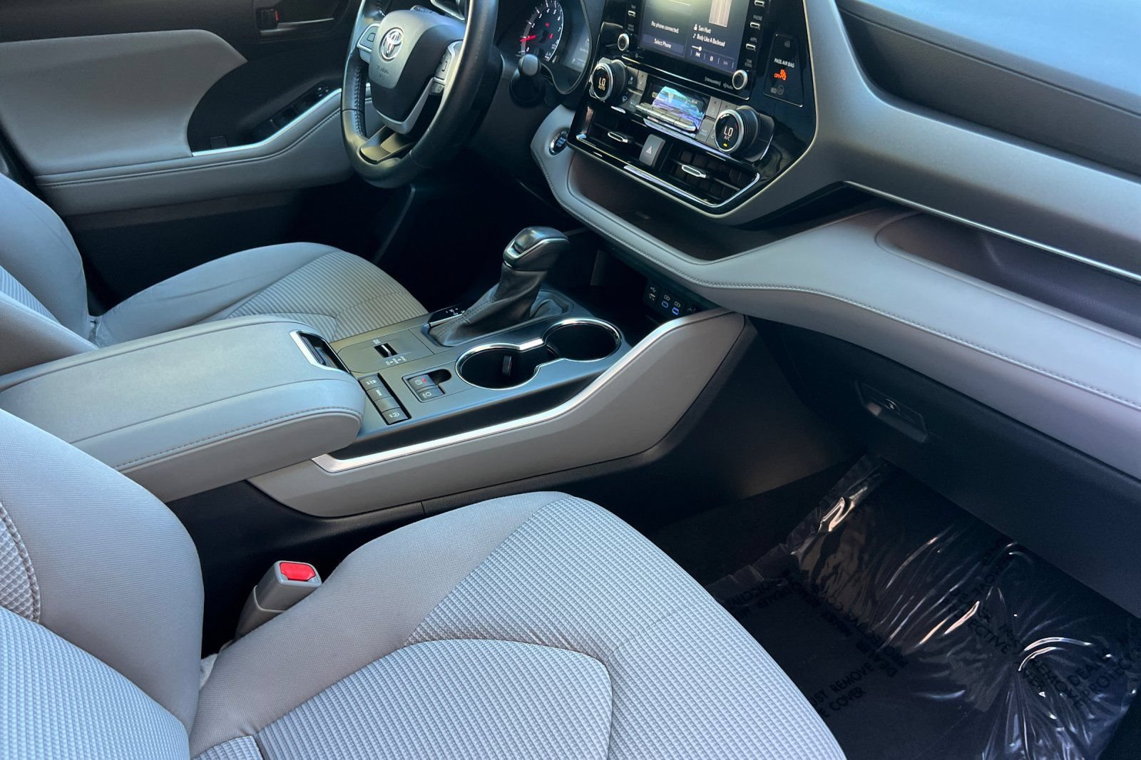 Used 2022 Toyota Highlander LE FWD image 20