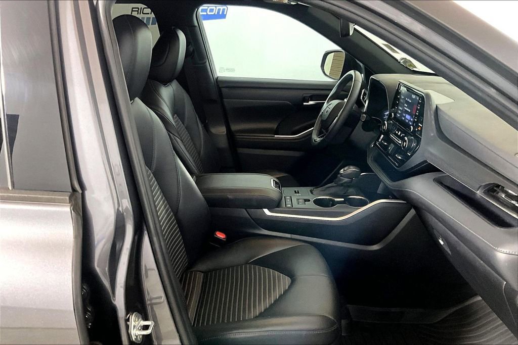 Used 2021 Toyota Highlander XSE FWD image 6