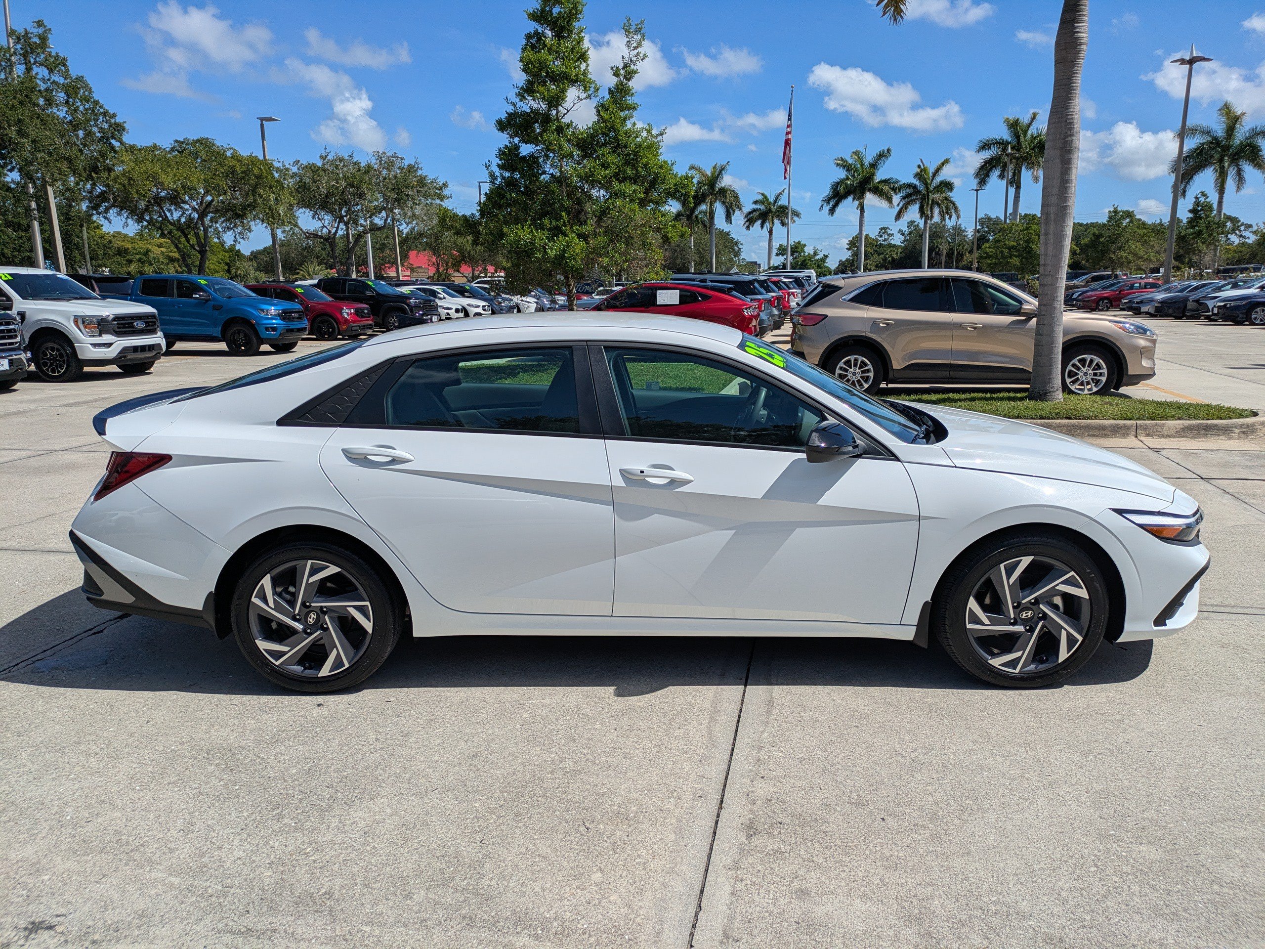 Used 2025 Hyundai Elantra Sport FWD image 3