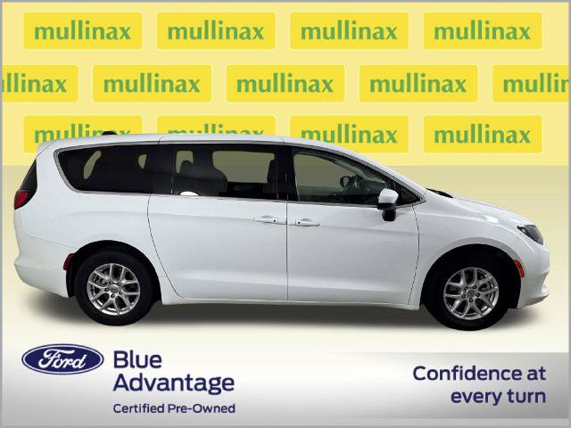 Used 2023 Chrysler Voyager LX FWD image 2