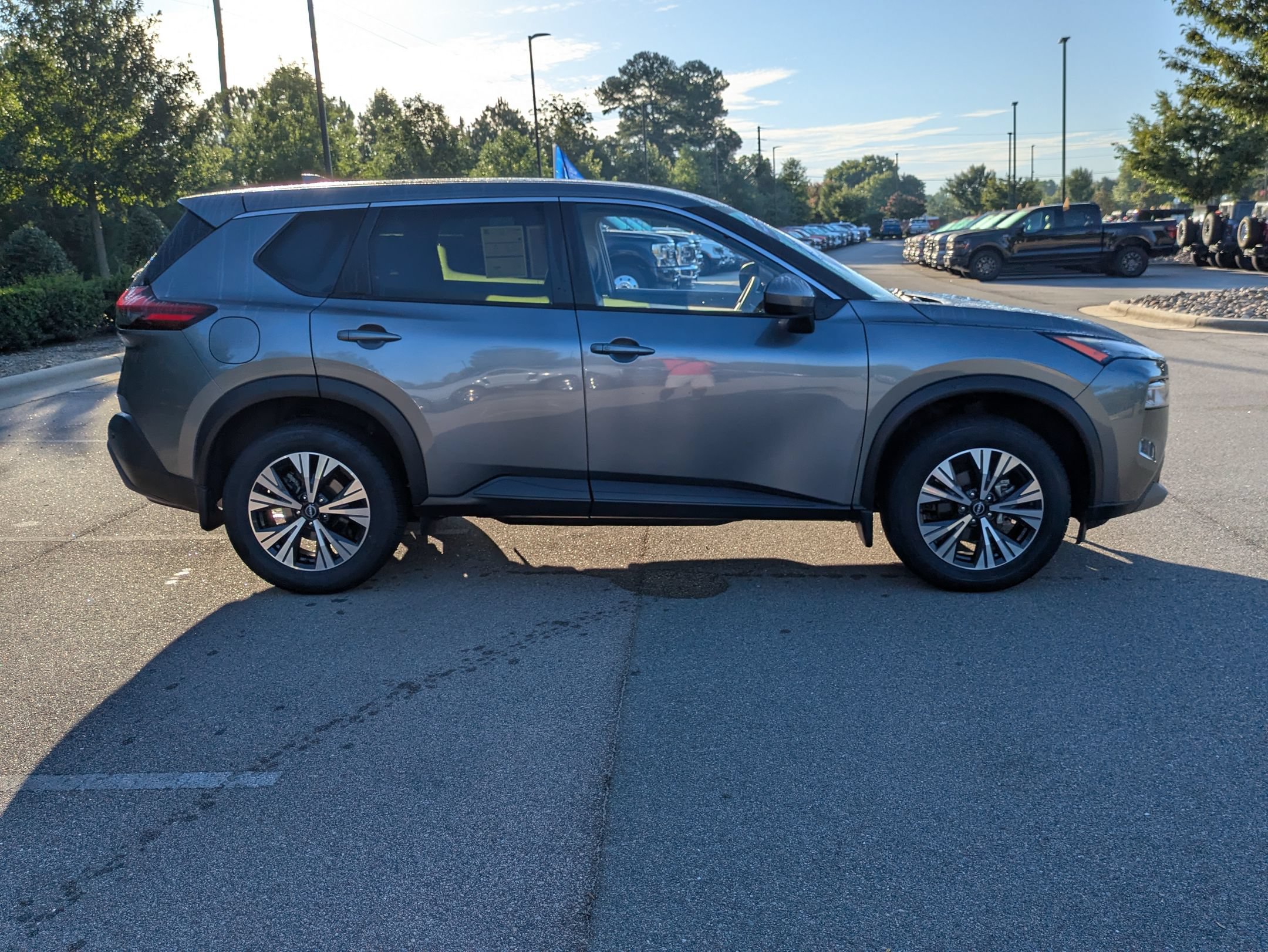 Used 2023 Nissan Rogue SV FWD image 3