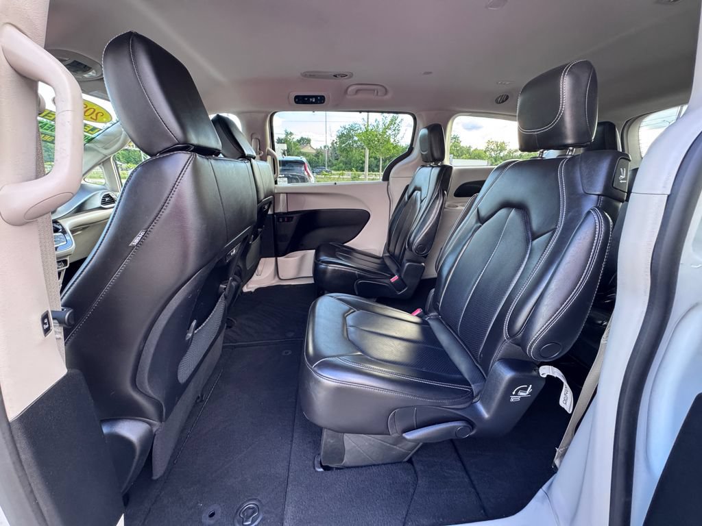 Used 2023 Chrysler Pacifica Touring-L FWD image 14