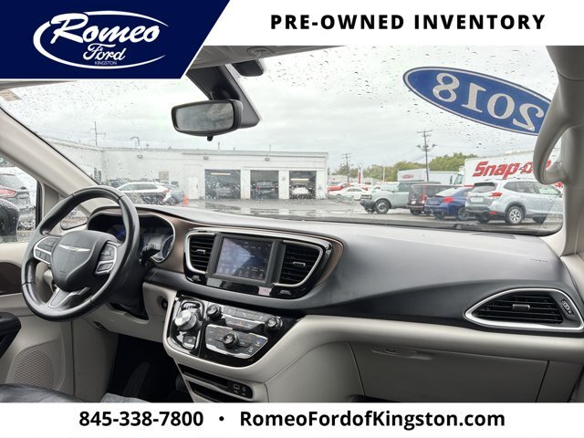 Used 2018 Chrysler Pacifica Touring-L FWD image 15
