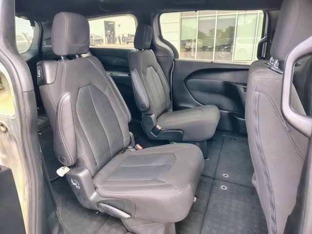 Used 2022 Chrysler Pacifica Touring FWD image 15