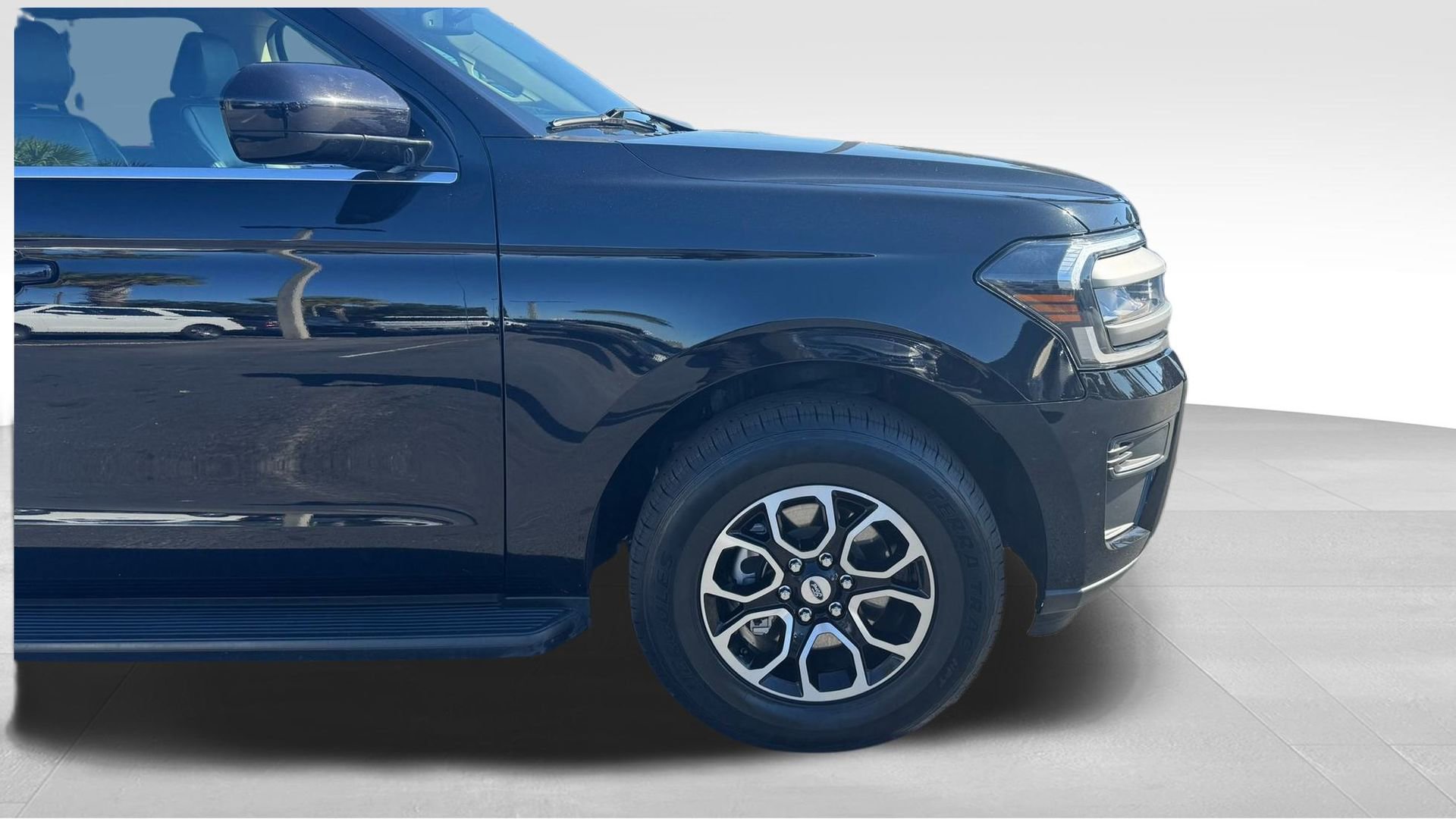 Certified 2024 Ford Expedition Max XLT image 4