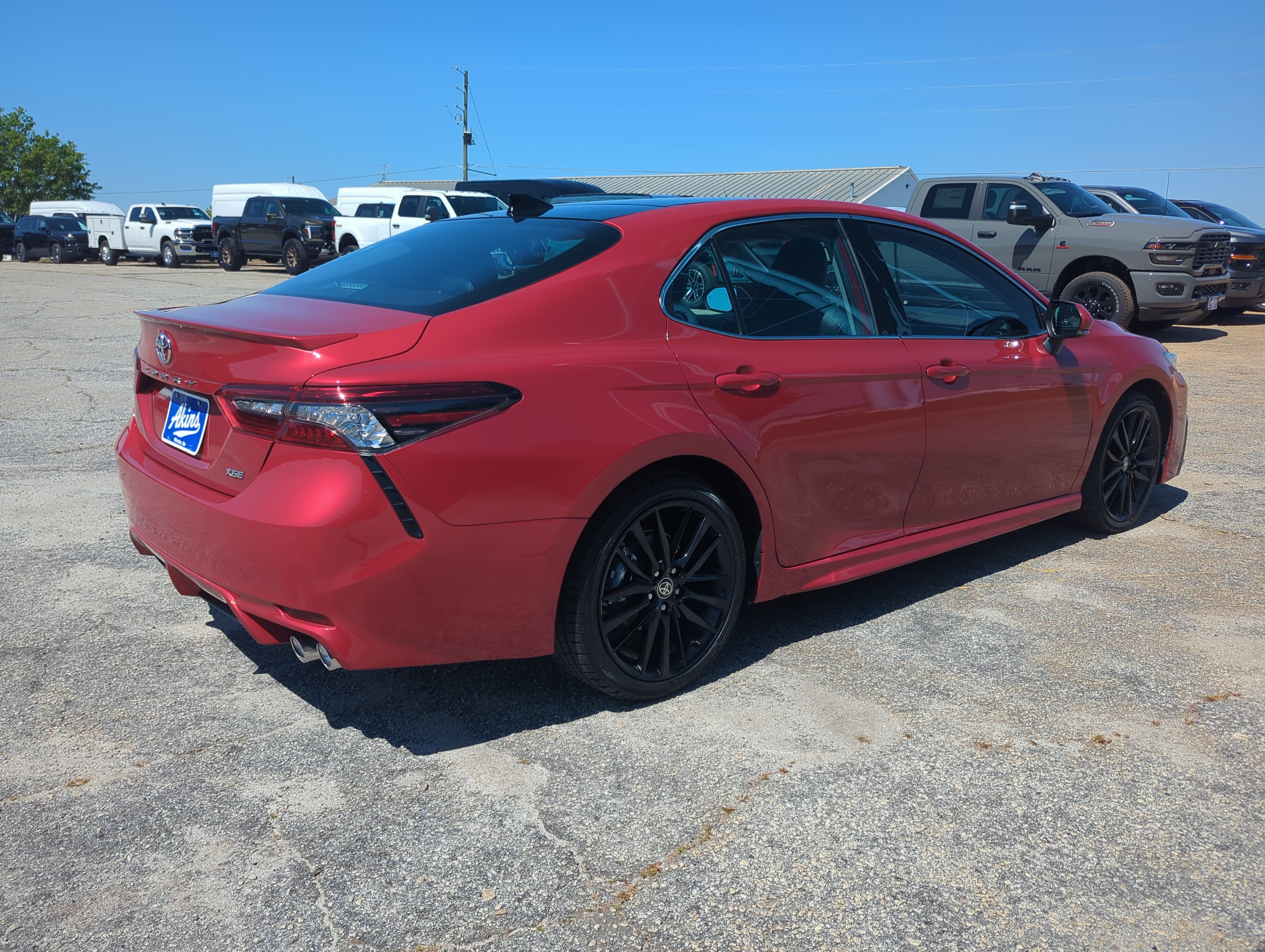 Used 2022 Toyota Camry XSE FWD image 3
