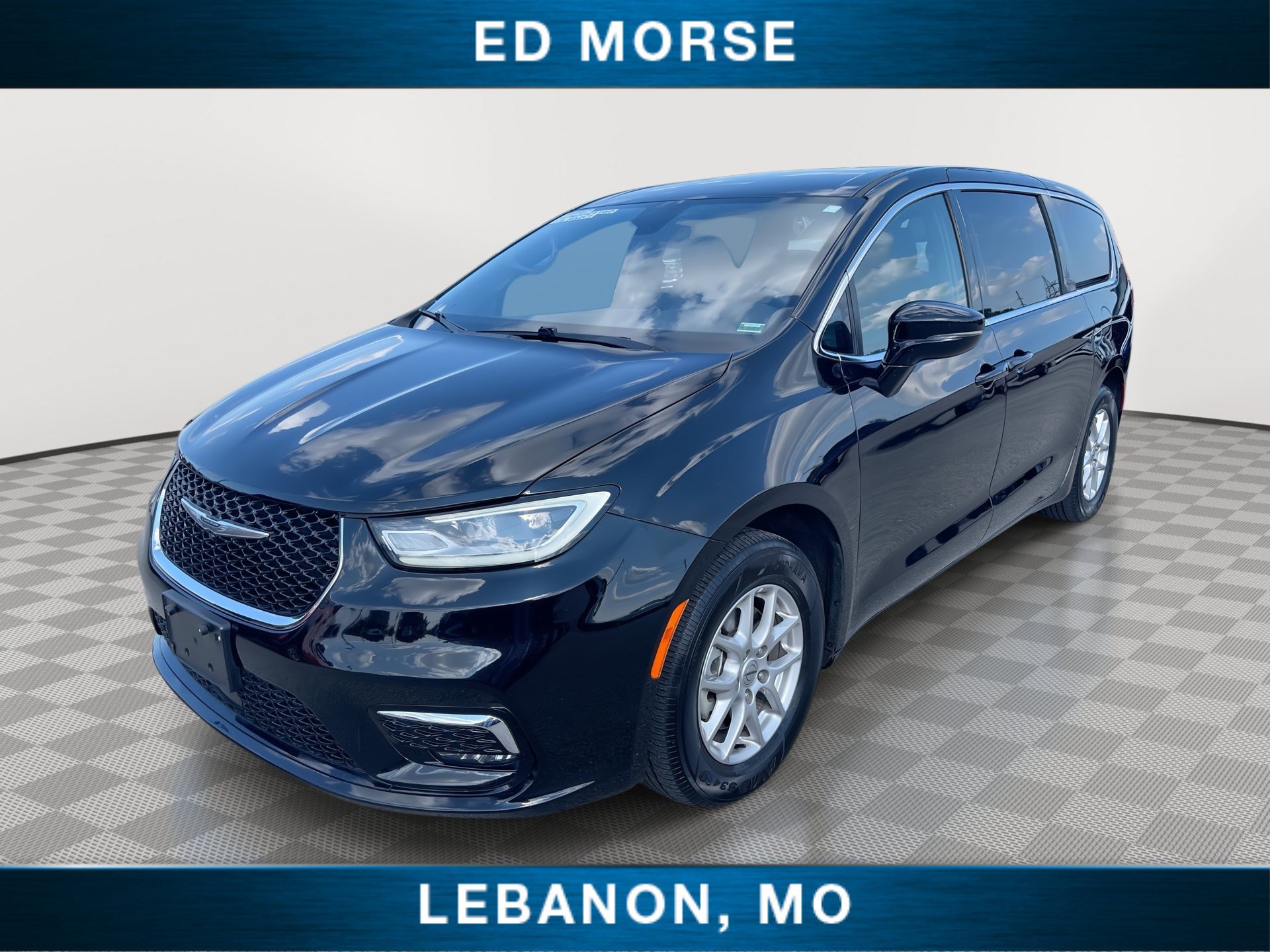 Used 2025 Chrysler Pacifica Select FWD image 1