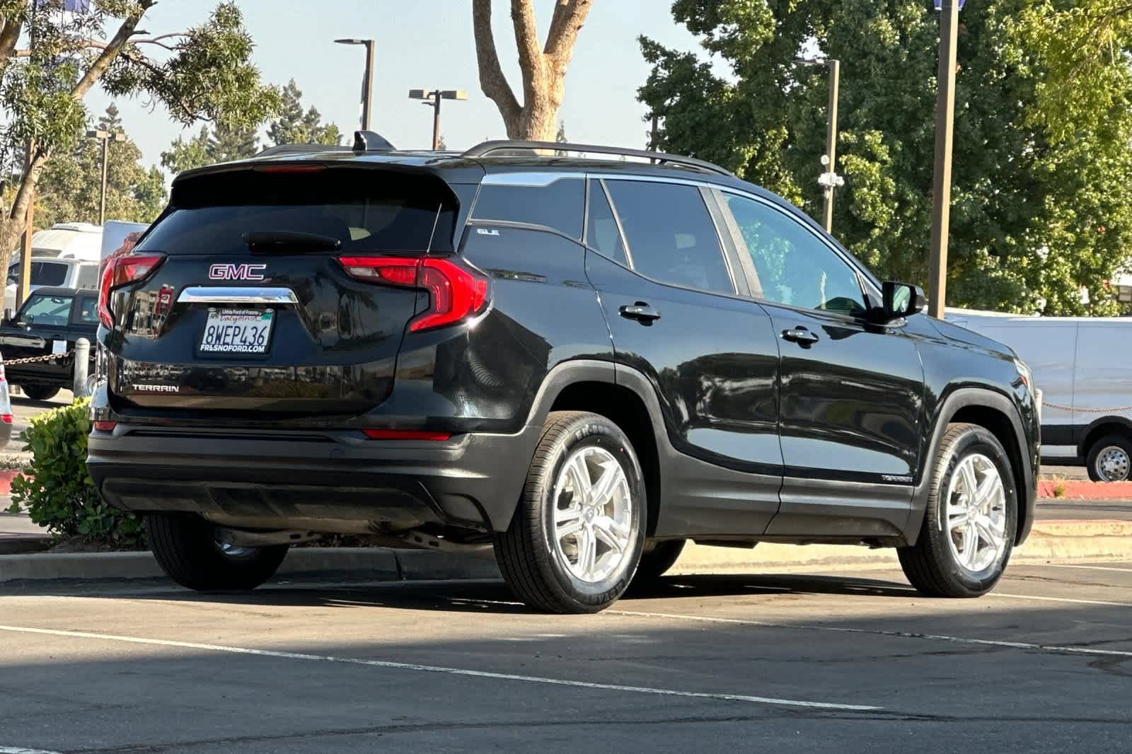 Used 2021 GMC Terrain SLE w/ Driver Convenience Package FWD image 2