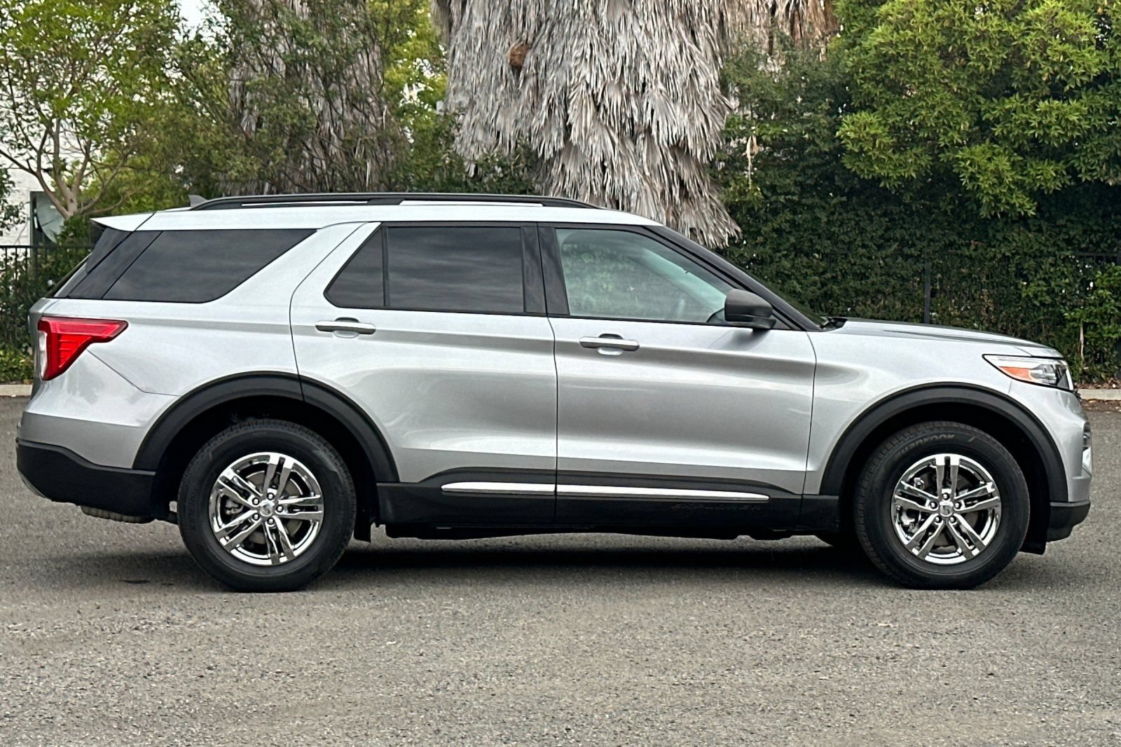 Certified 2024 Ford Explorer XLT w/ Equipment Group 202A AWD/4WD image 2