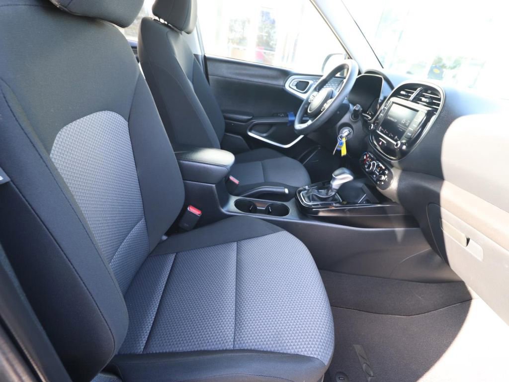Used 2025 Kia Soul LX w/ LX Technology Package image 12