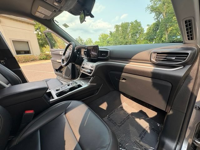 Certified 2022 Ford Explorer XLT w/ Equipment Group 202A AWD/4WD image 35