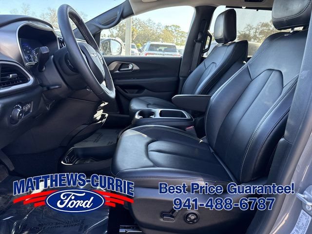 Used 2025 Chrysler Pacifica Select FWD image 9