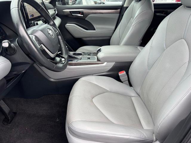 Used 2023 Toyota Highlander Limited FWD image 13