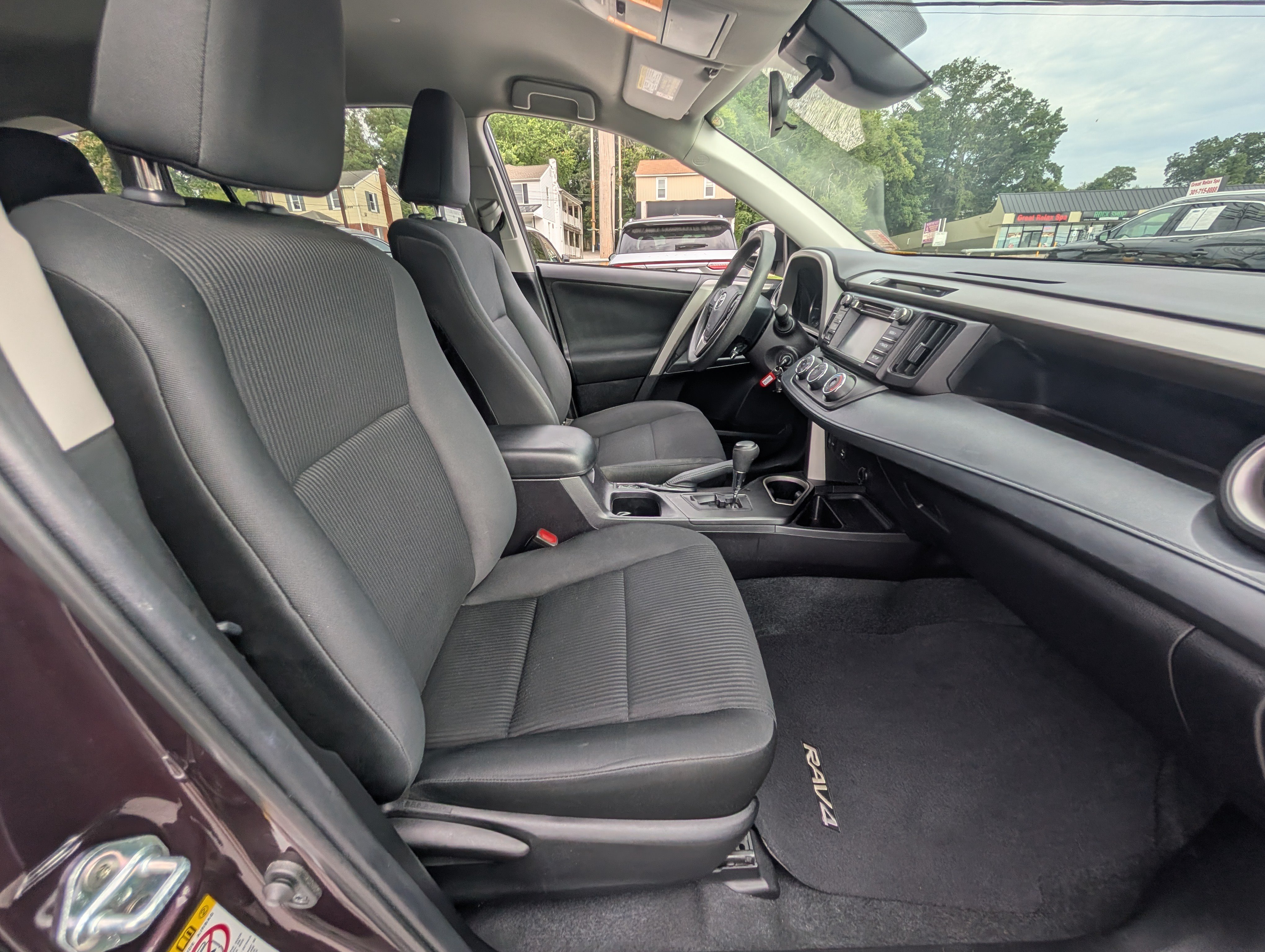 Used 2018 Toyota RAV4 LE w/ Carpet Mat Package AWD/4WD image 12
