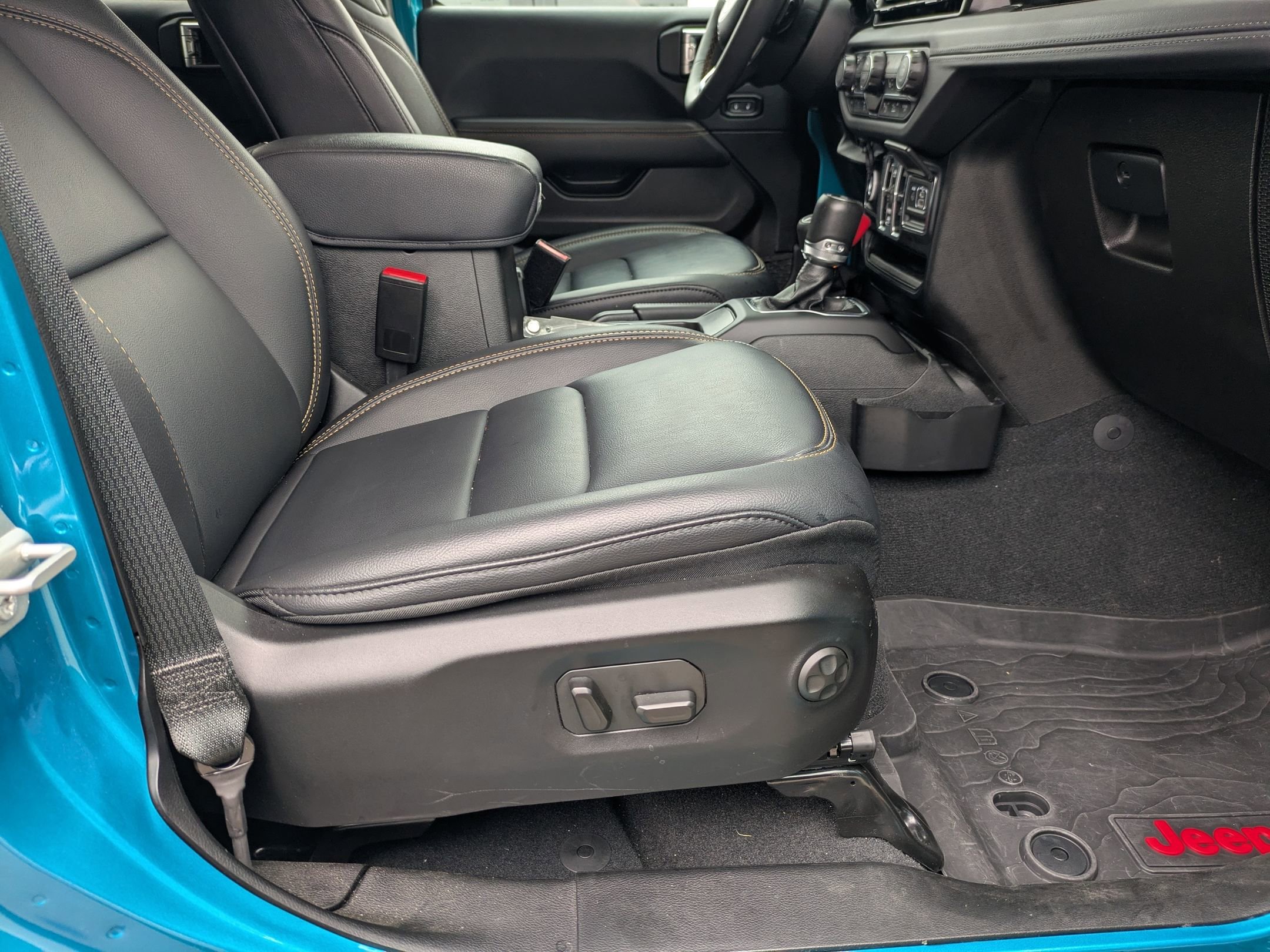 Used 2024 Jeep Wrangler Unlimited Sahara w/ Technology Group image 33