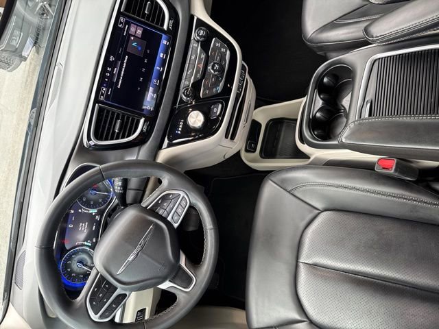 Used 2023 Chrysler Pacifica Touring-L FWD image 28