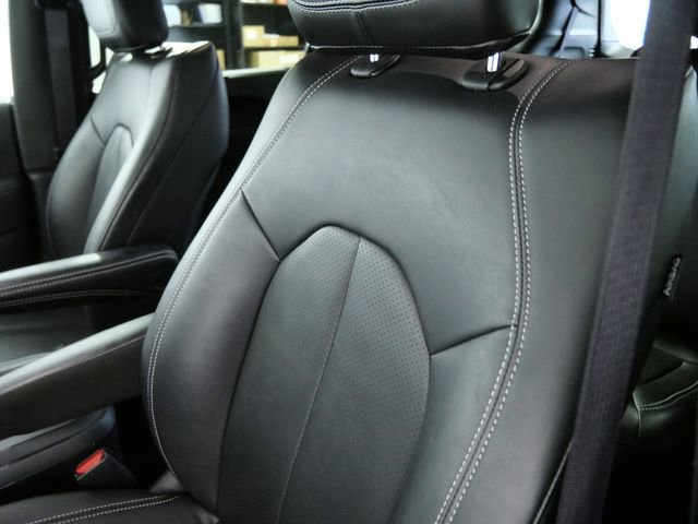 Used 2025 Chrysler Pacifica Select image 18