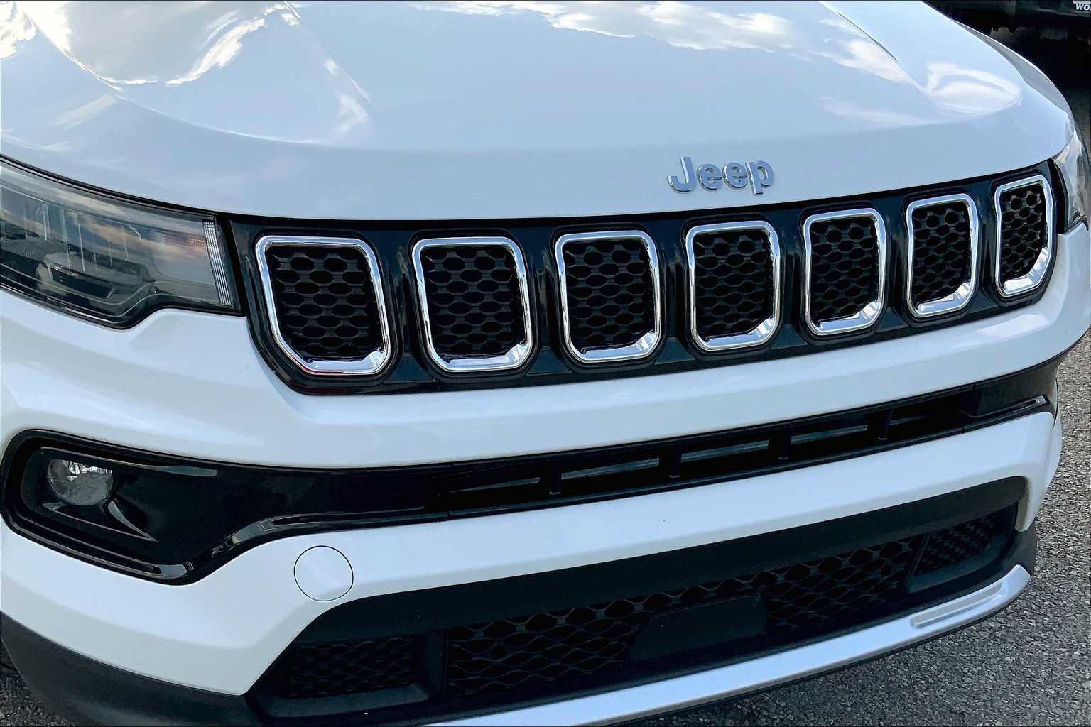 Used 2023 Jeep Compass Limited image 29