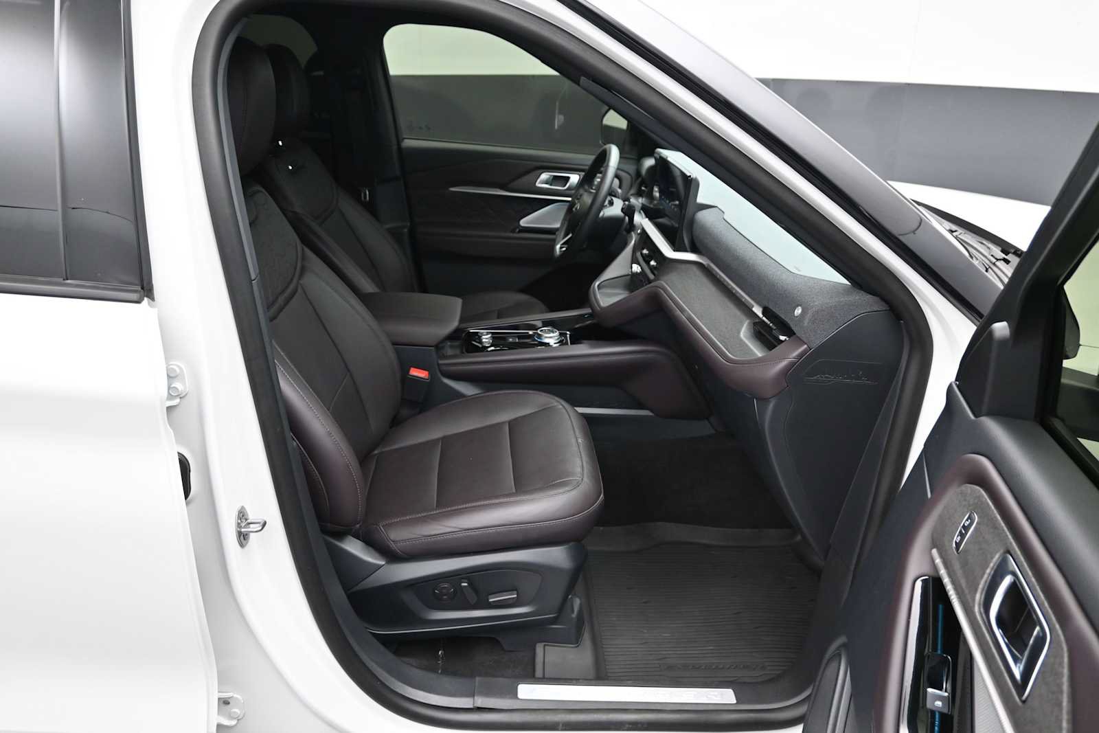 Certified 2026 Ford Explorer Platinum w/ LUX Leather Package AWD/4WD image 21
