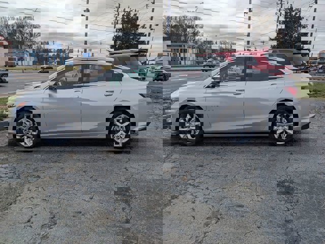 Used 2019 Chevrolet Malibu LT w/ Driver Confidence Package II image 2