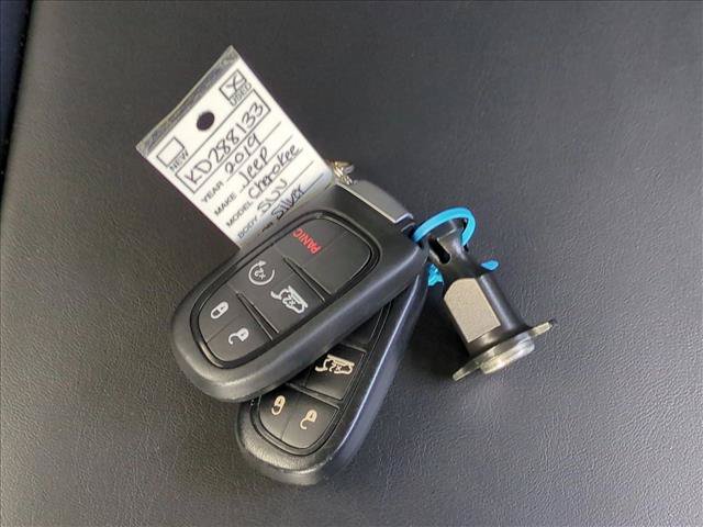 Used 2019 Jeep Cherokee Trailhawk AWD/4WD image 23