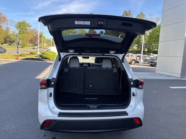 Used 2022 Toyota Highlander XLE AWD/4WD image 10