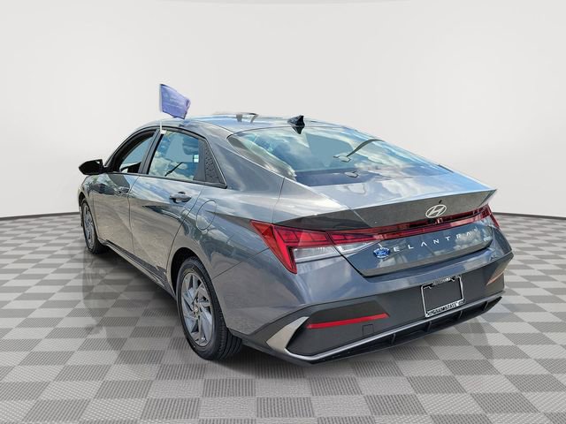 Used 2025 Hyundai Elantra Hybrid FWD image 4