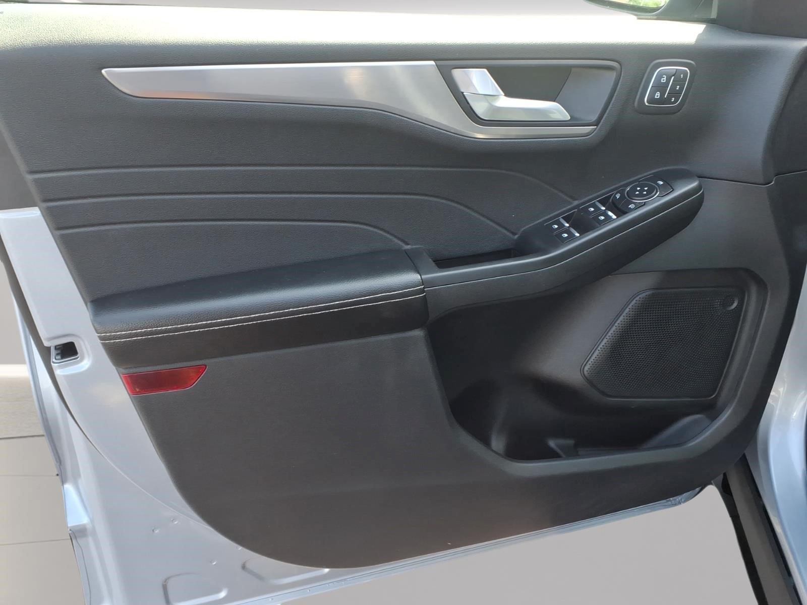 Certified 2022 Ford Escape Titanium AWD/4WD image 8
