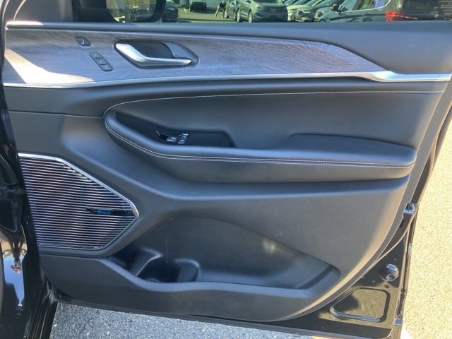 Used 2022 Jeep Grand Cherokee Overland w/ Luxury Tech Group IV image 15