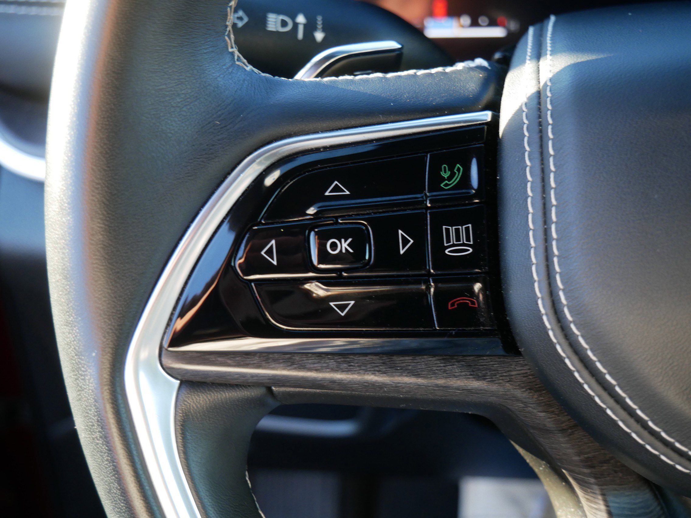 Used 2022 Jeep Grand Cherokee Overland w/ Luxury Tech Group IV image 29