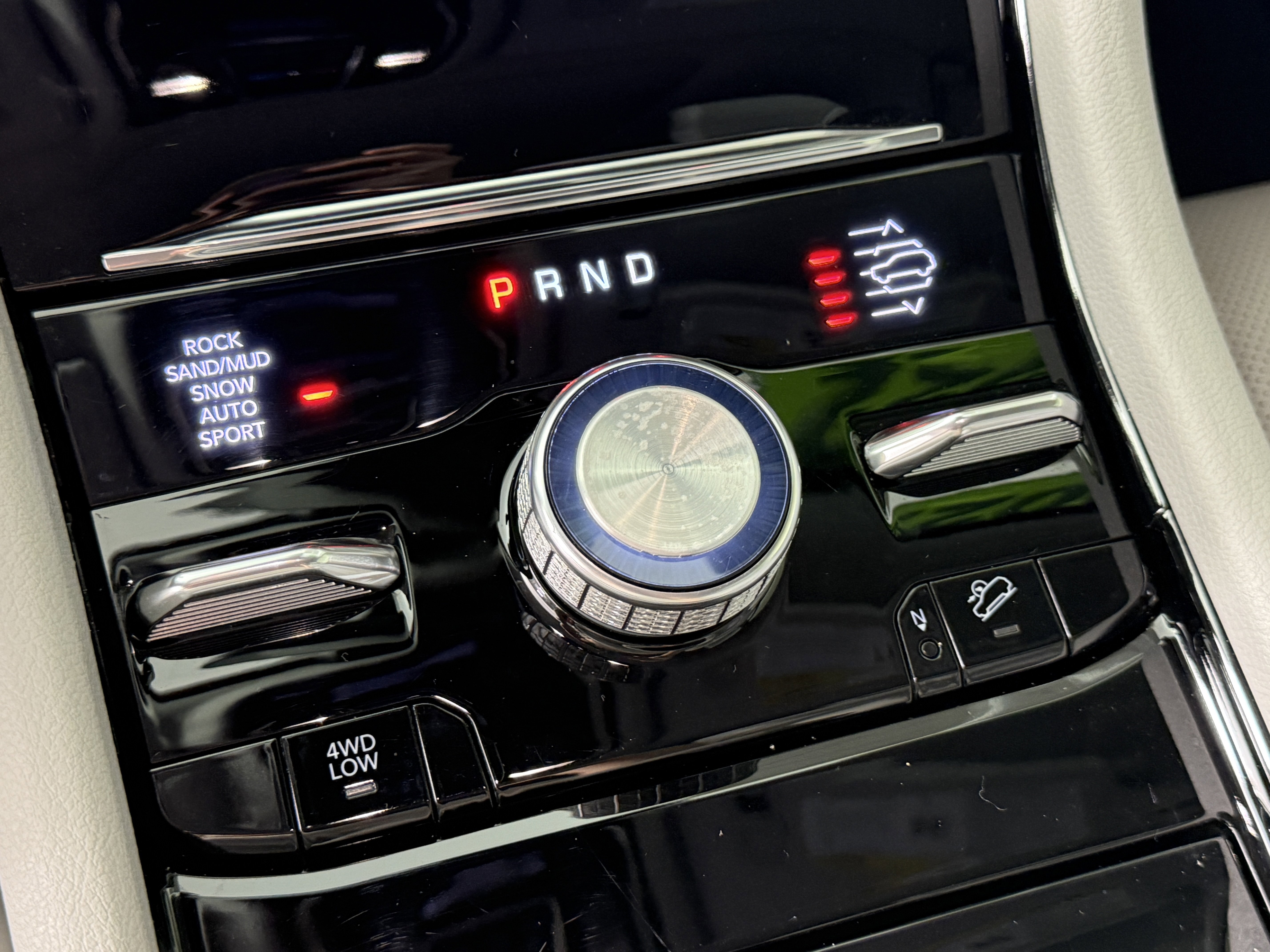 Used 2022 Jeep Grand Cherokee Overland w/ Adv Protech Group III image 24