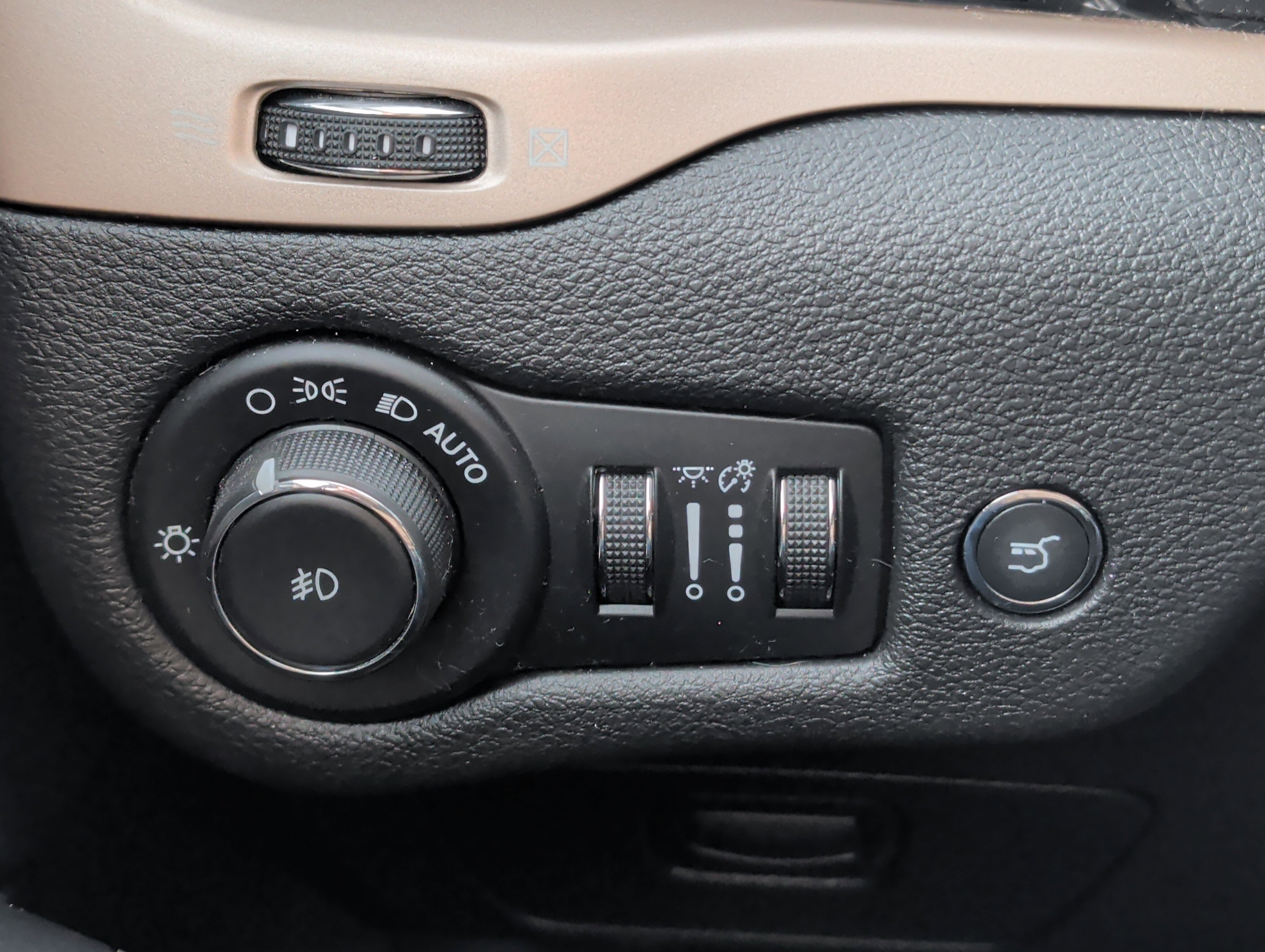 Used 2017 Jeep Cherokee Limited w/ Luxury Group image 26