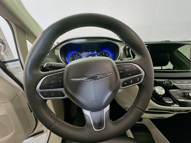 Used 2024 Chrysler Pacifica Touring-L image 14