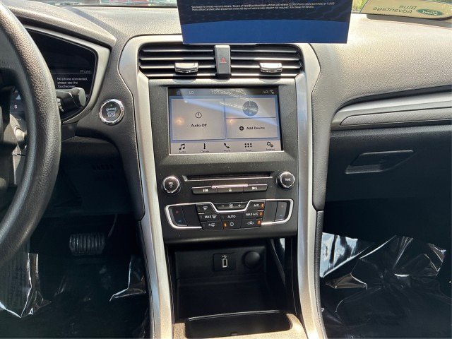 Certified 2018 Ford Fusion SE w/ Fusion SE Technology Package FWD image 12