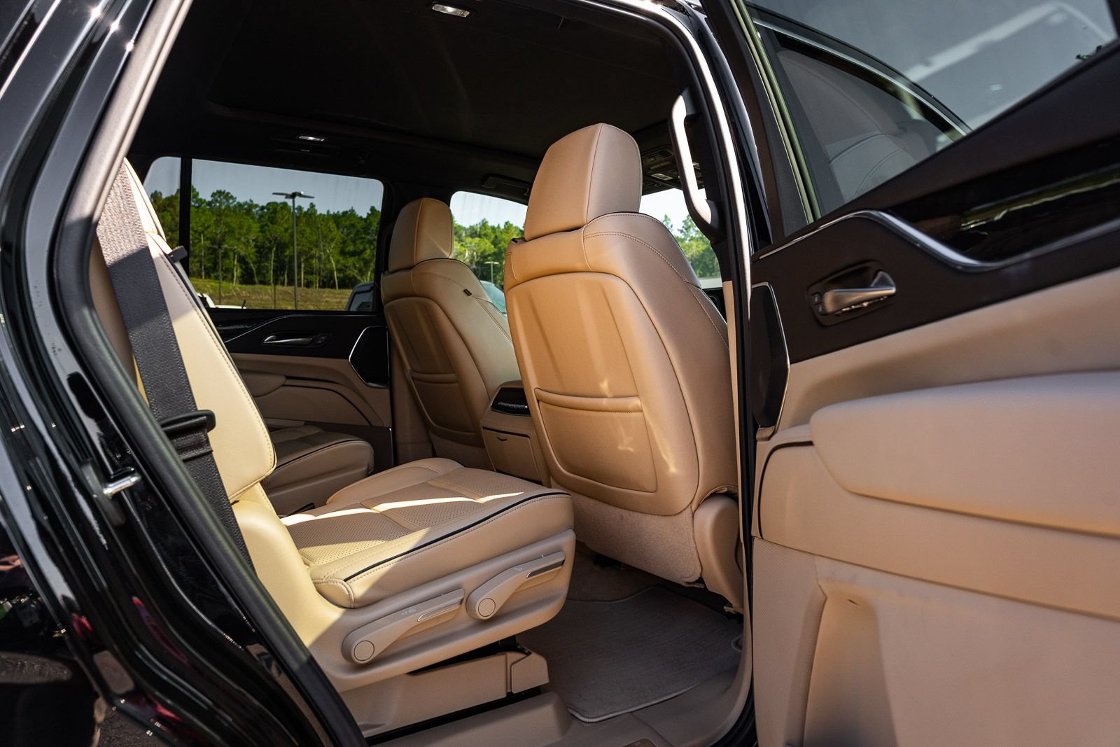 Used 2024 Cadillac Escalade Premium Luxury AWD/4WD image 13