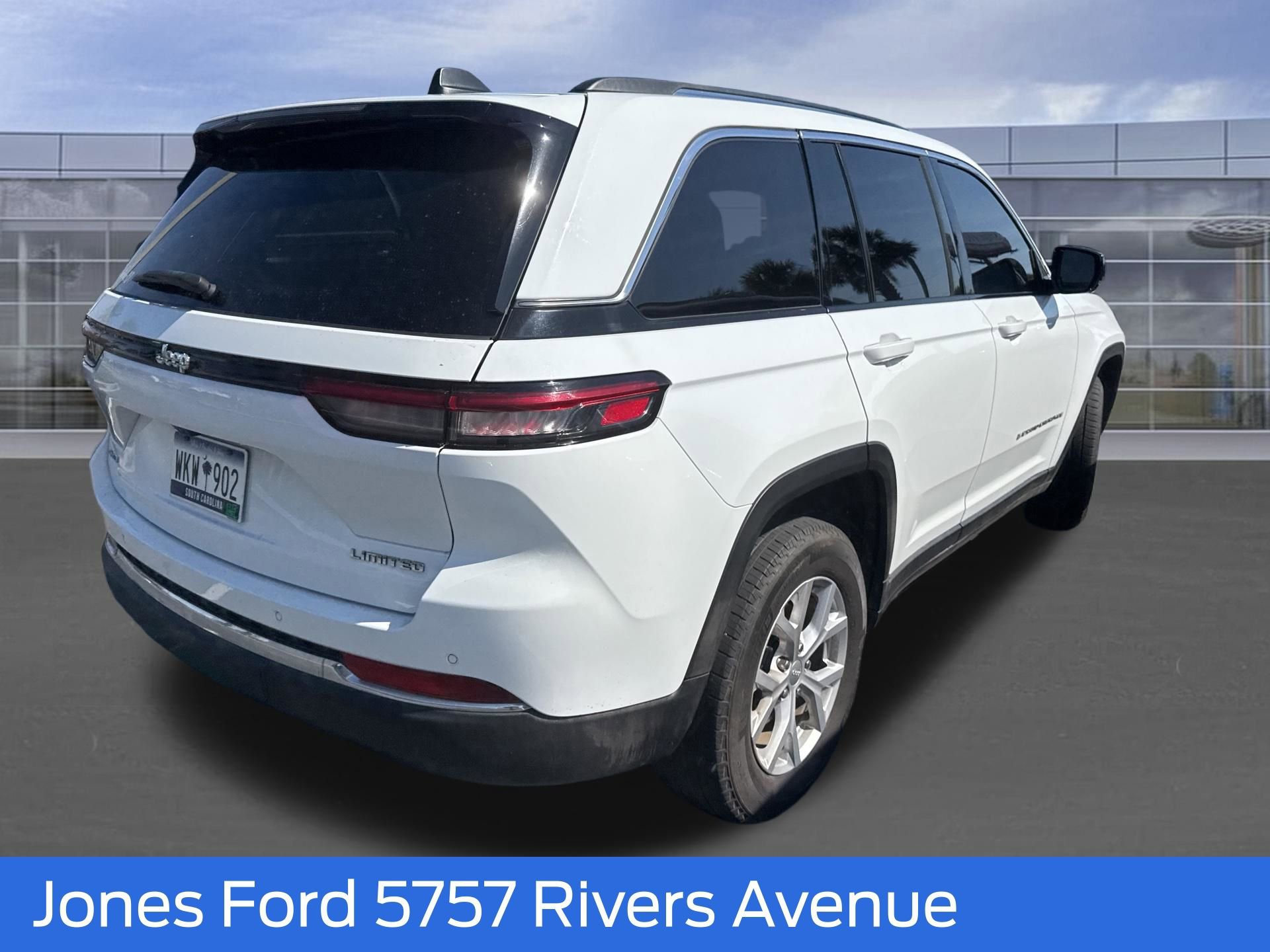 Used 2023 Jeep Grand Cherokee Limited image 3