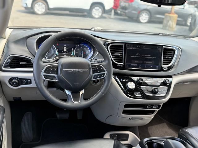 Used 2023 Chrysler Pacifica Touring-L FWD image 5