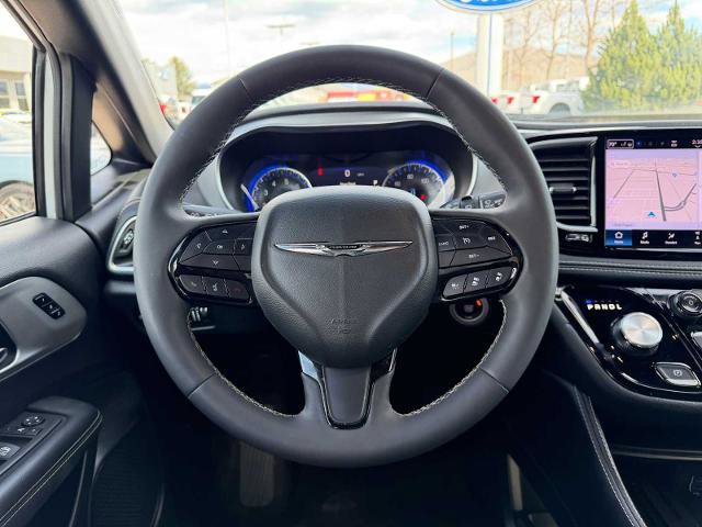 Used 2025 Chrysler Pacifica Limited image 13