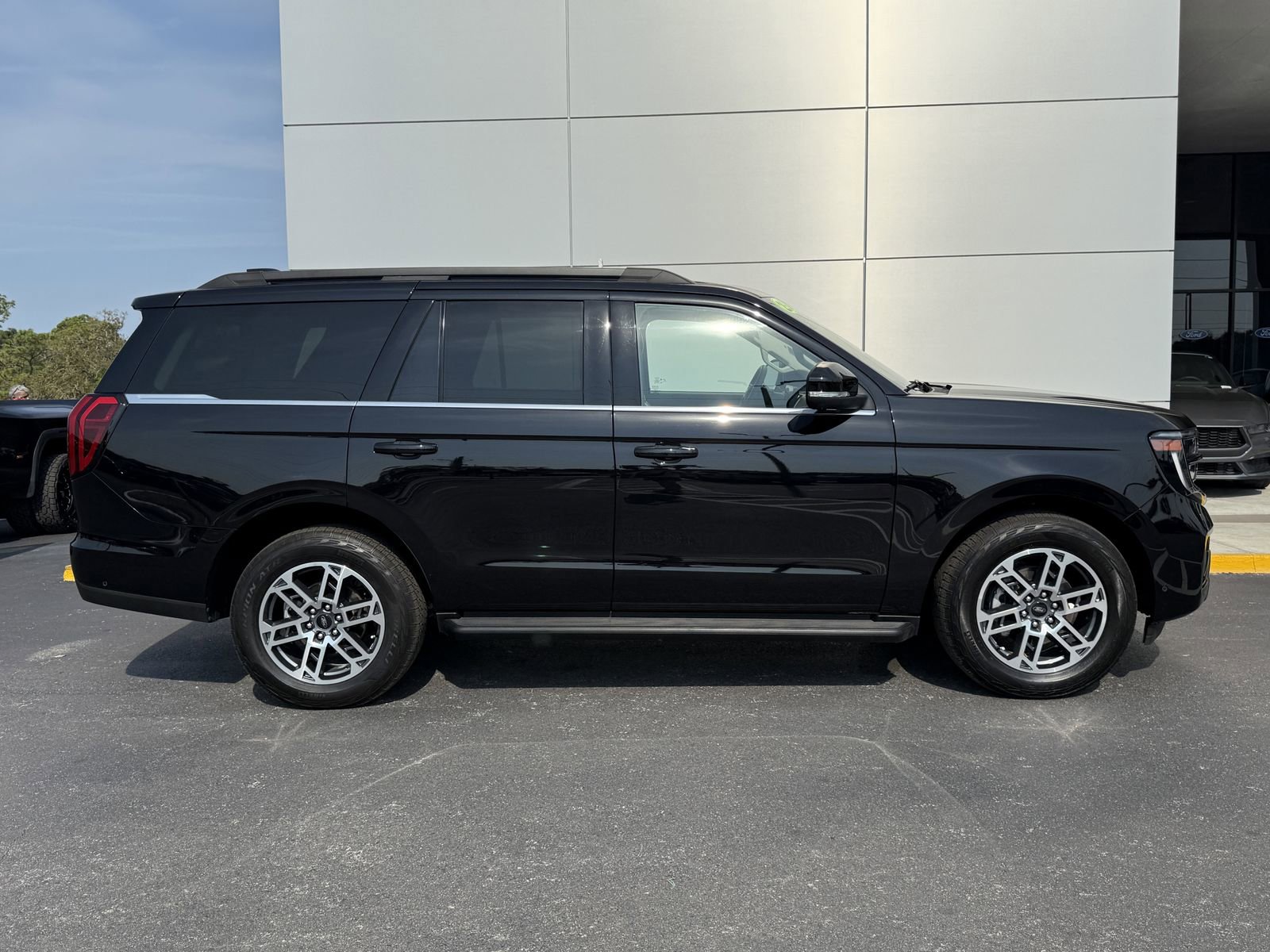 Certified 2025 Ford Expedition Active AWD/4WD image 3