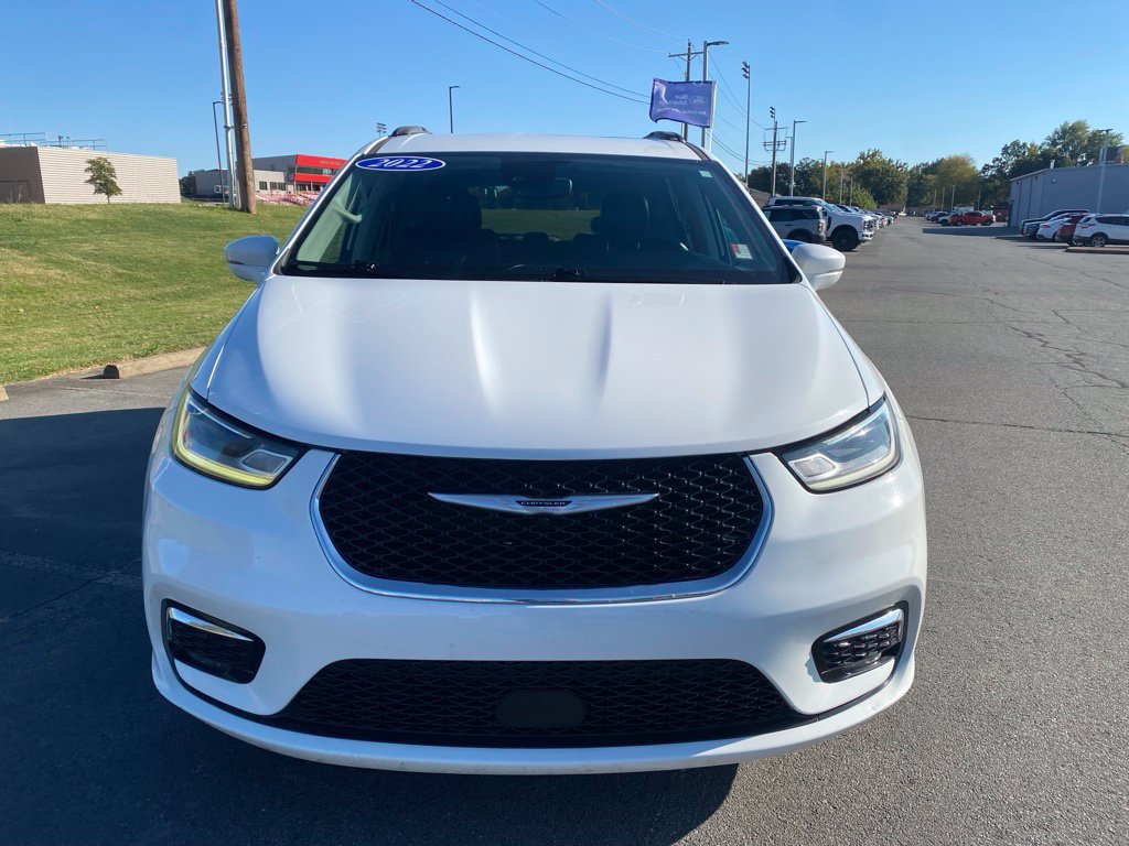 Used 2022 Chrysler Pacifica Touring-L FWD image 2