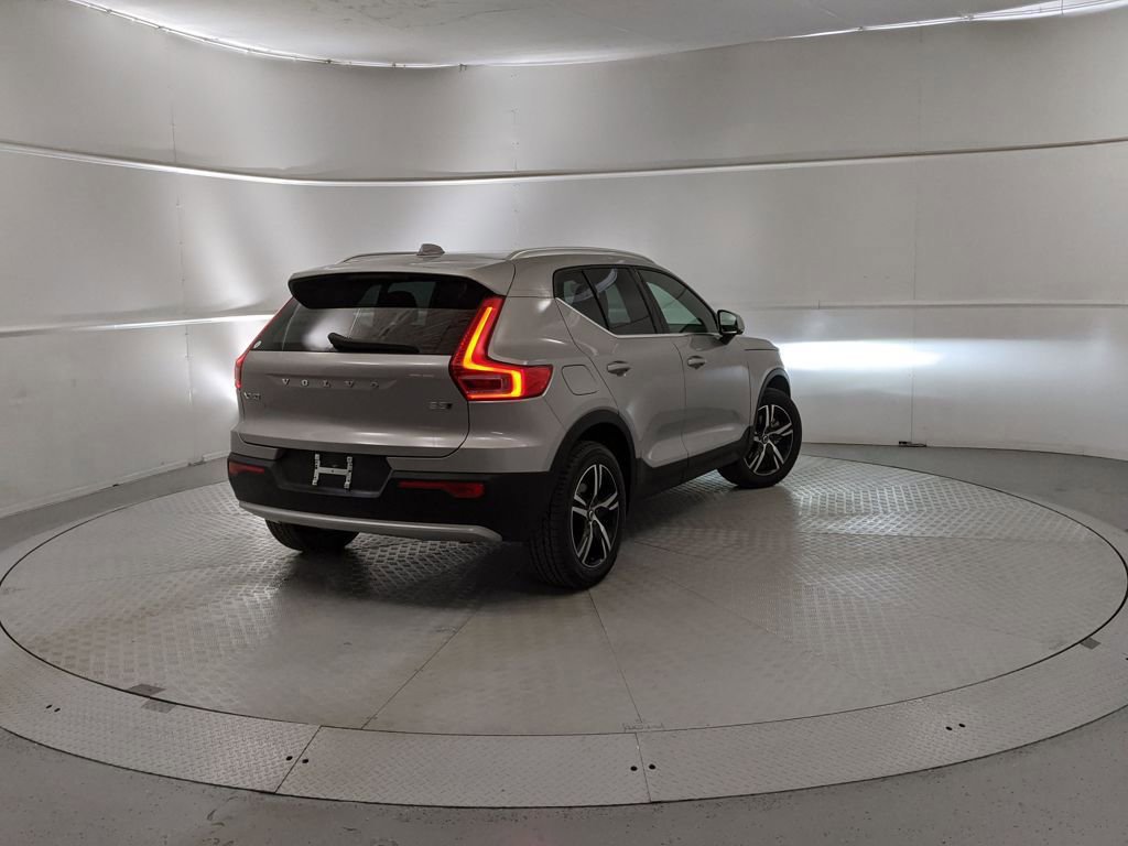Used 2024 Volvo XC40 B5 Core image 4