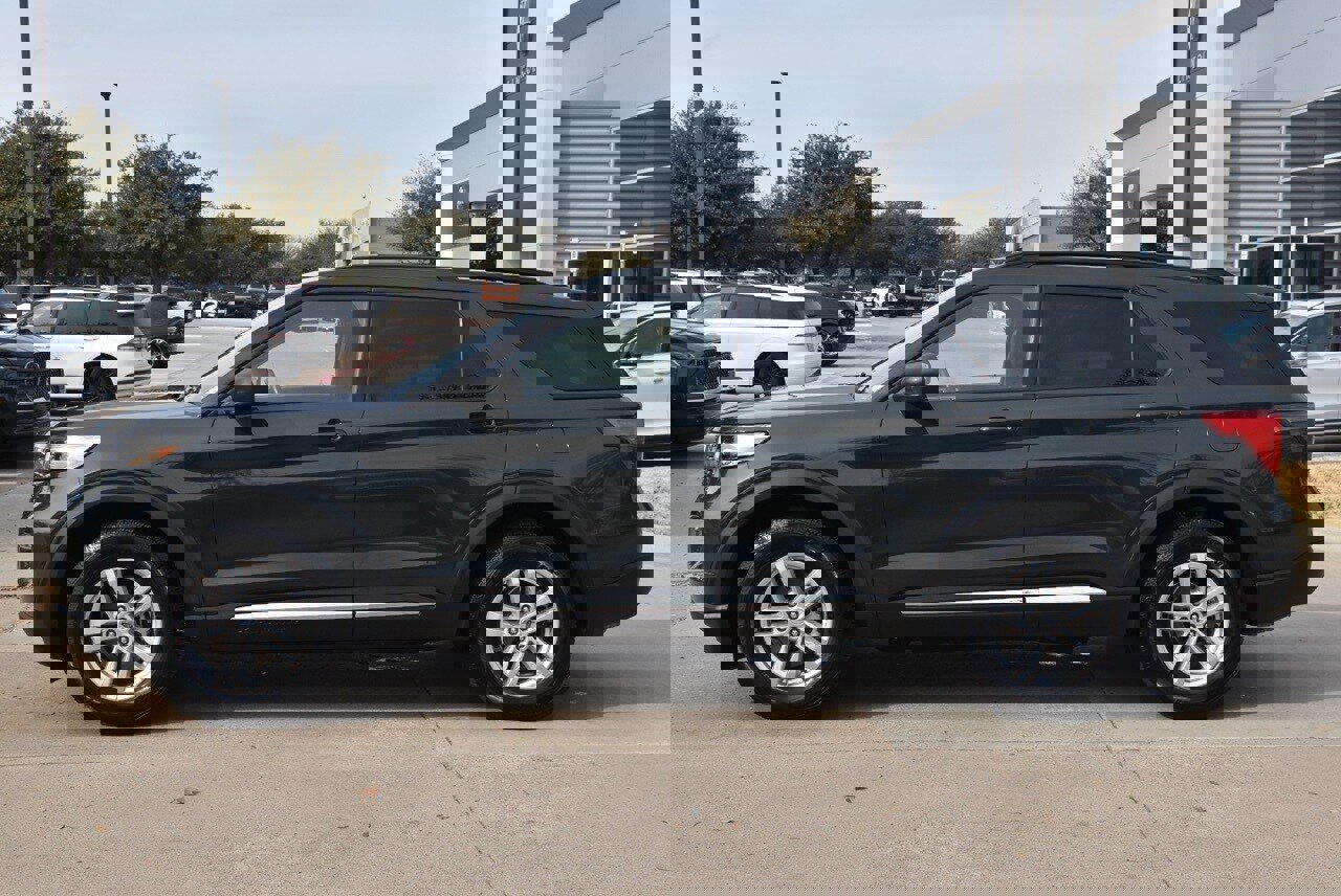 Certified 2023 Ford Explorer XLT w/ Equipment Group 202A image 4